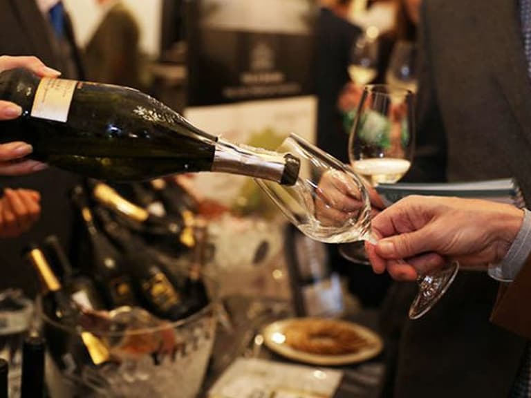 How to Hold a Wine Glass - Ask Decanter